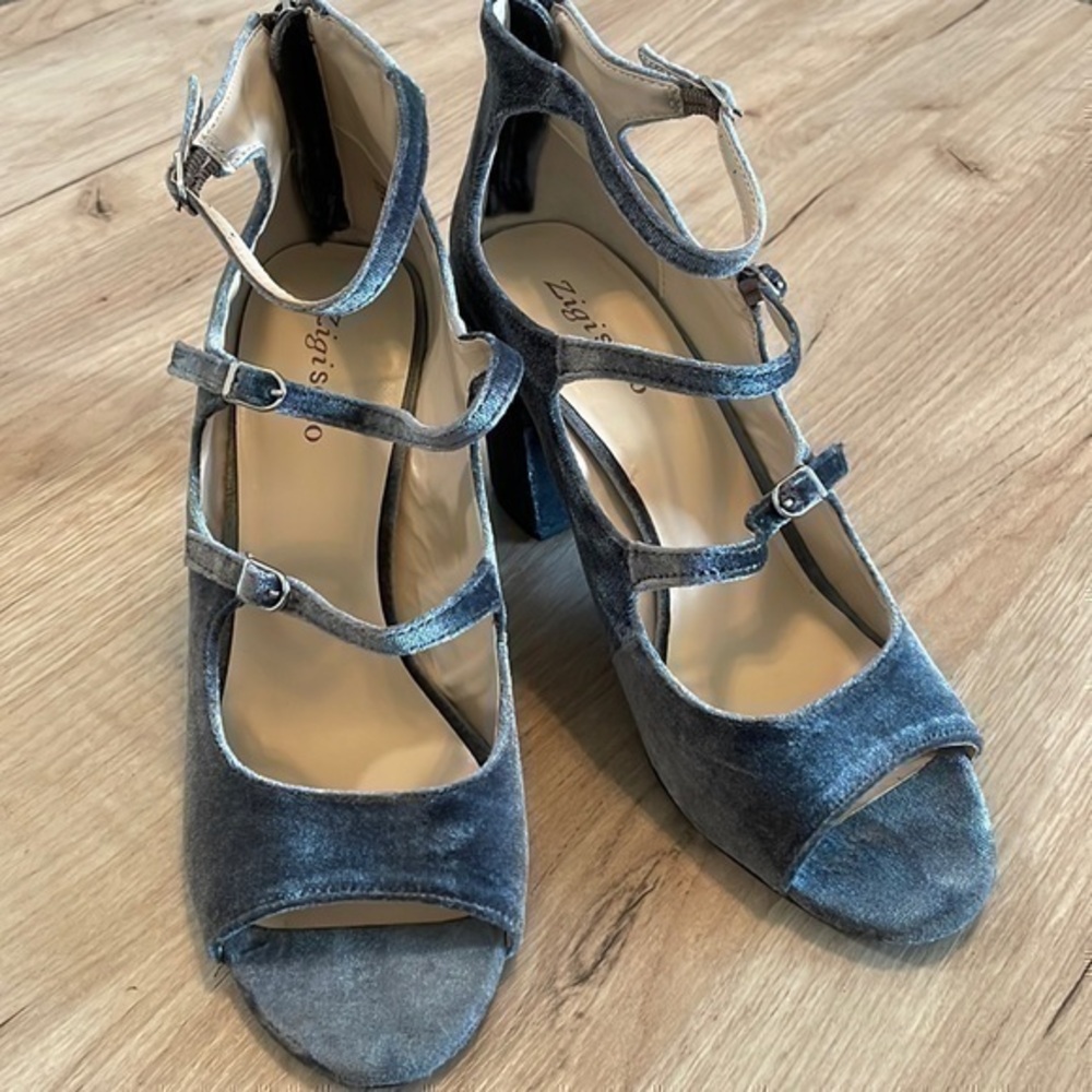 Zigi soho woman’s Mary Jane chunky heel shoes. Size 9.5.